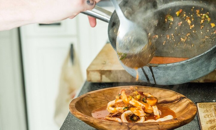 Image 9: Cocinar tres tipos de paella + postre (incluye 4 - comida de curso)