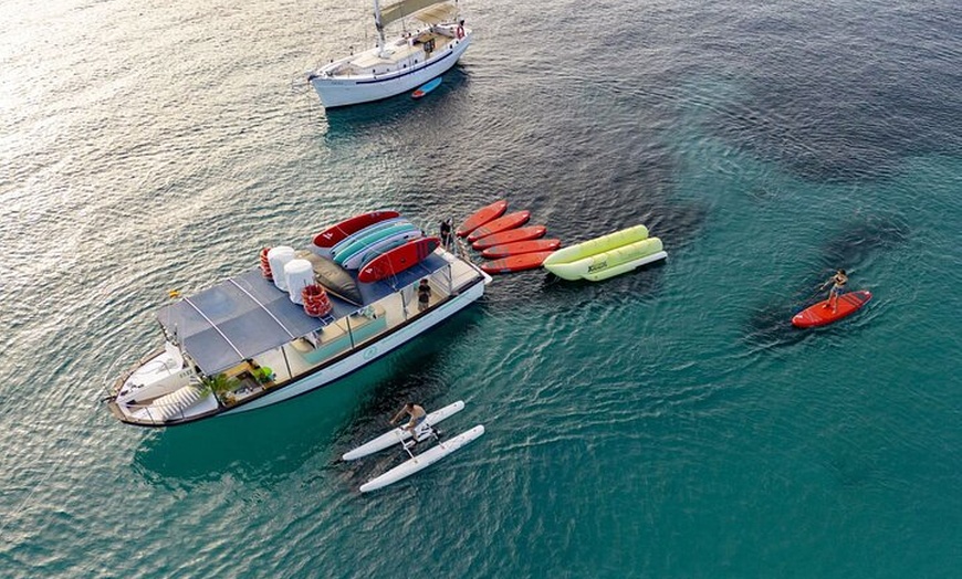 Image 6: Crucero por la playa y deportes acuáticos, tapas, bebidas y frutas.