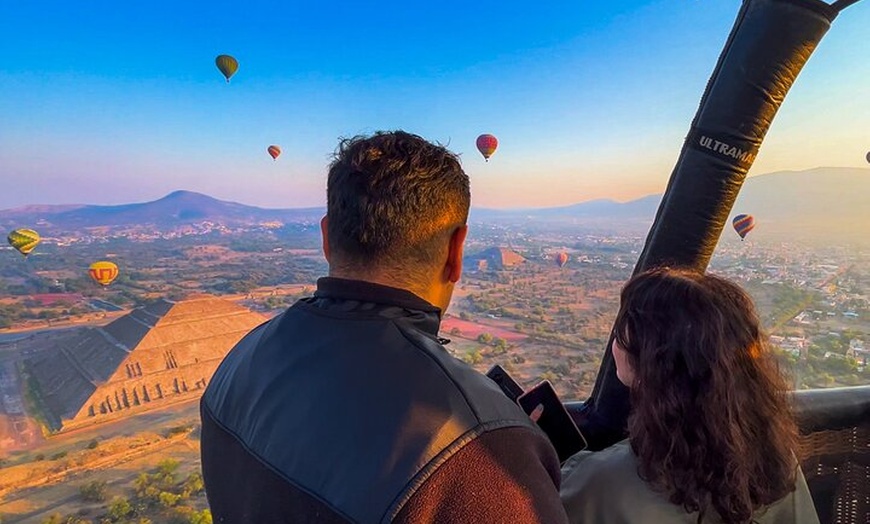 Image 9: Private Romantic Balloon Flight over Teotihuacan for Couples