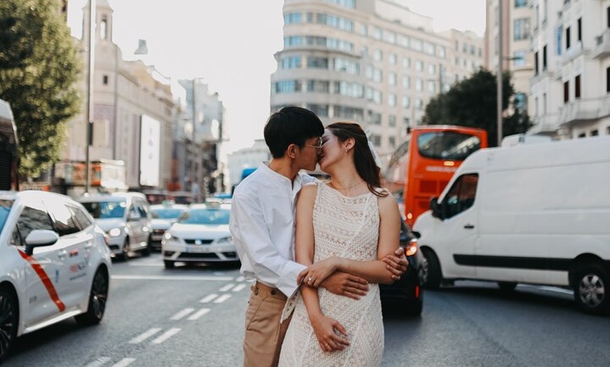 Image 10: Sesión de fotos en pareja & tour fotográfico, Madrid