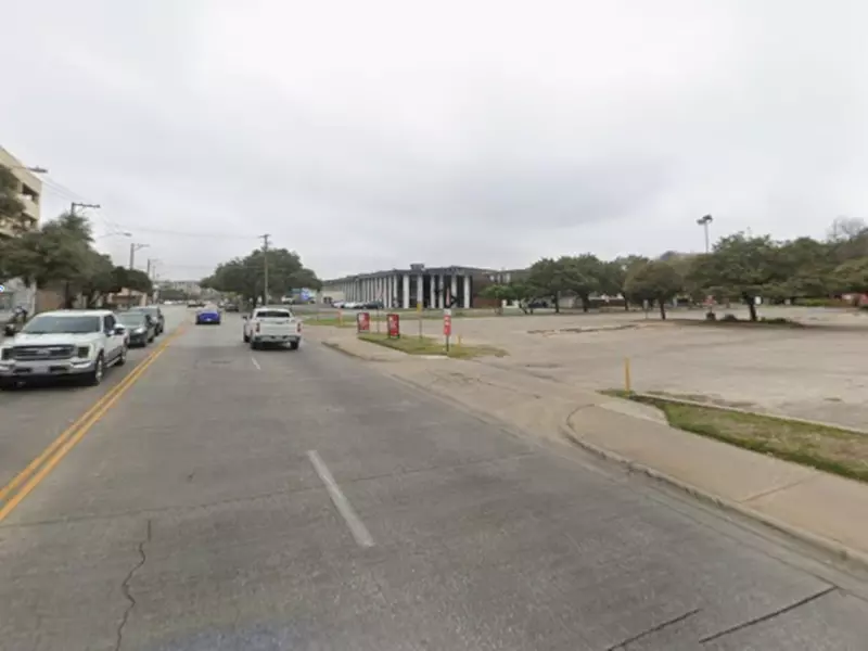 Parking at 301 W. Riverside Dr. Lot - P3081