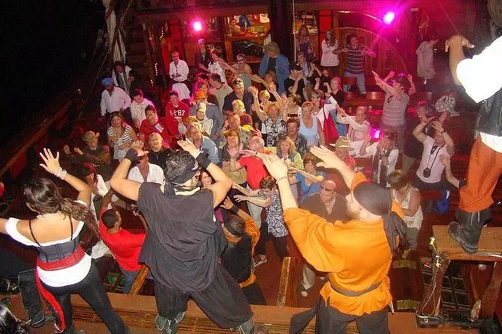 Pirate Galleon in Cancún 2X1 - Pirate Show & Dinner with Open Bar