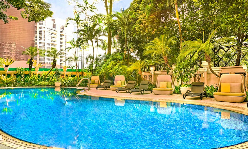 Image 1: ✈ SINGAPORE - Vibe Hotel Singapore Orchard 4* - Piscina esterna