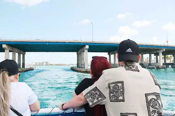Miami Boat Tour of Celebrity Homes & Miami River Skyline 360 View