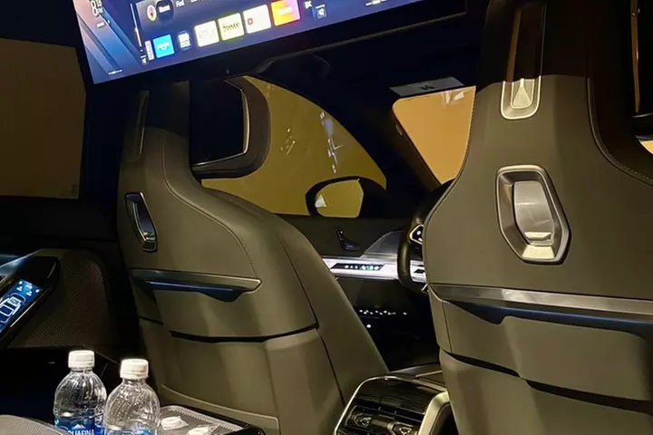 Luxury Airport Transfer in a BMW I7 E Drive 50