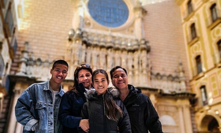 Image 7: Cripta privada de Montserrat y Gaudí con recogida en el hotel