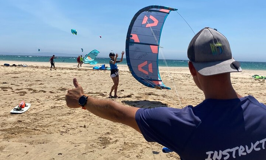 Image 14: Clases de kitesurf en Tarifa - Clases semi-privadas para todos los ...