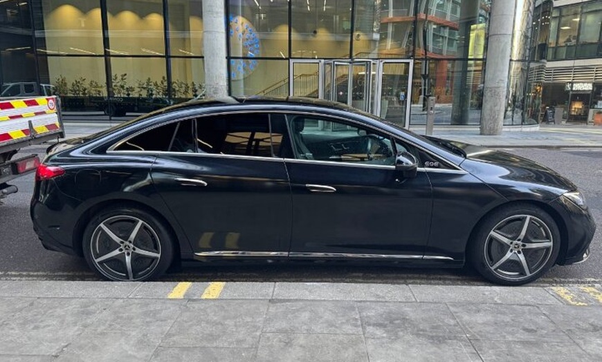 Image 2: London Gatwick Airport LGW Private Transfer to London City/Hotels