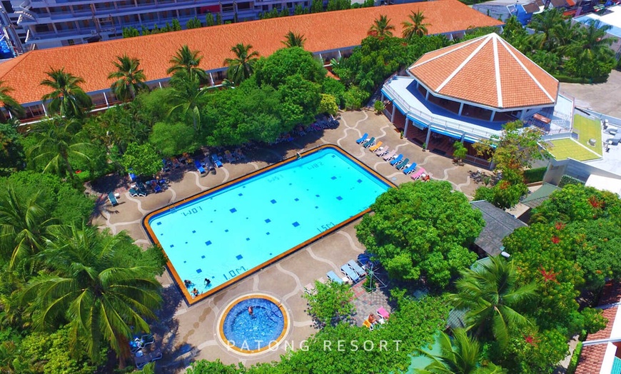 Image 2: ✈ SÜDTHAILAND | Phuket - Patong Resort Hotel 4*, 5 Nächte - Außenpool