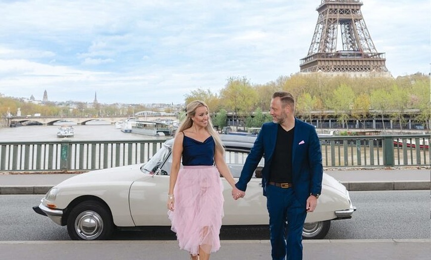 Image 13: Visite de l'émission de télévision de Paris dans une Citroën DS de ...