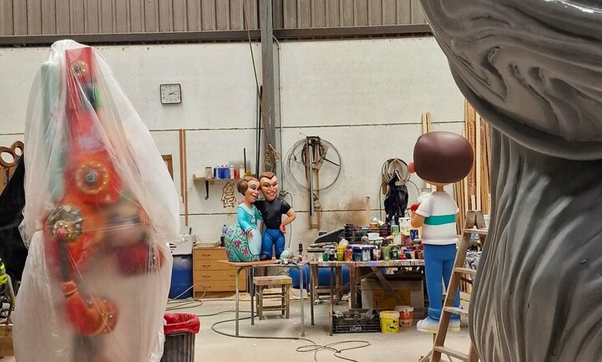 Image 3: Entre bastidores de Las Fallas: Taller de Arte, Cultura y Manos a l...