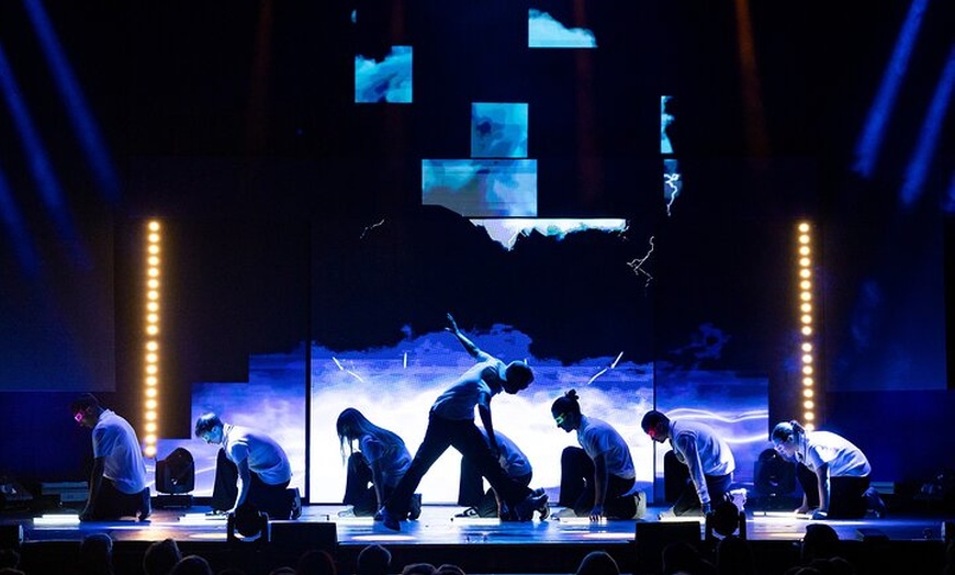 Image 39: Wintergarten Varieté "FLYING LIGHTS" inkl. Flying Steps