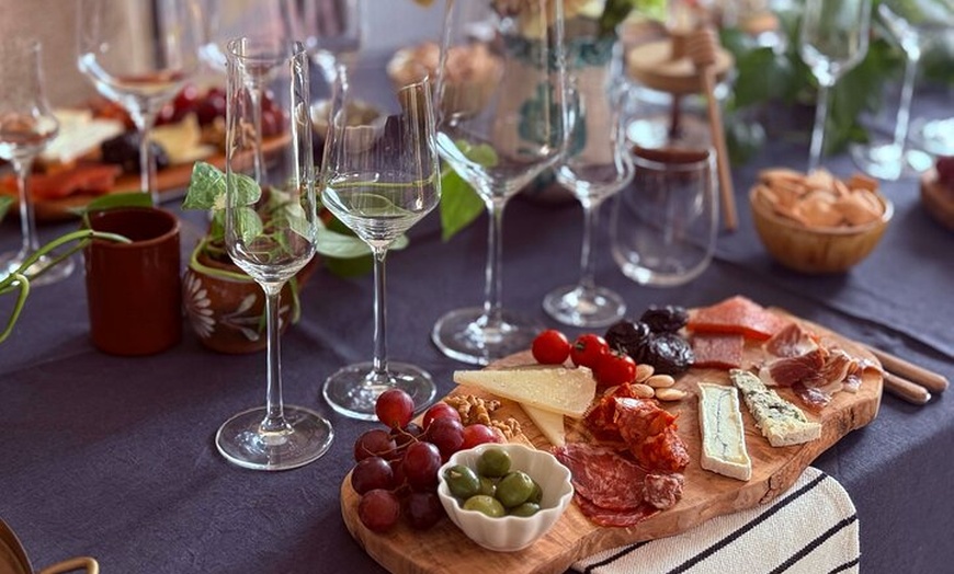 Image 10: Vinos y maravillas: Una cata española en una galería de arte privada