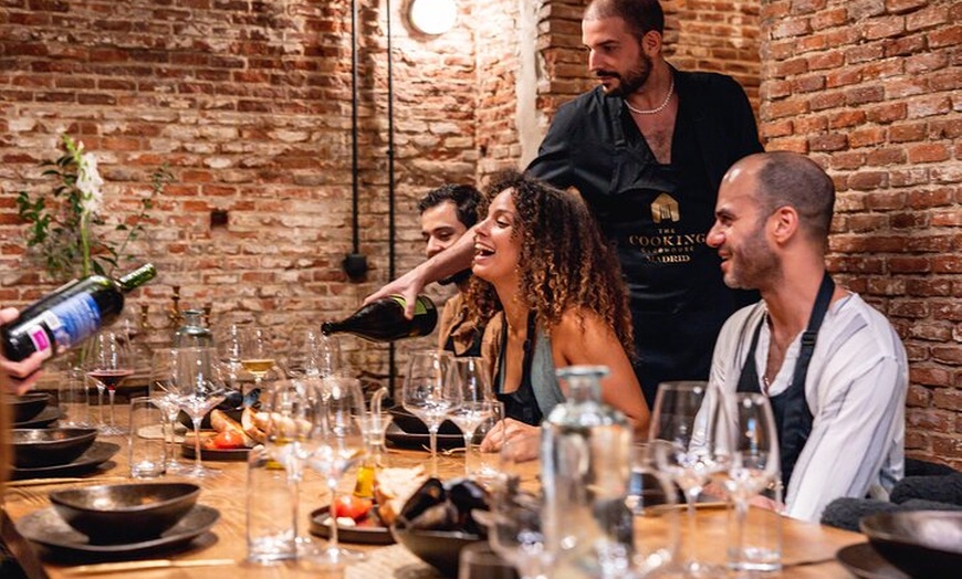 Image 5: Sabor de España: clase de cocina de tapas con maridaje de vinos sin...