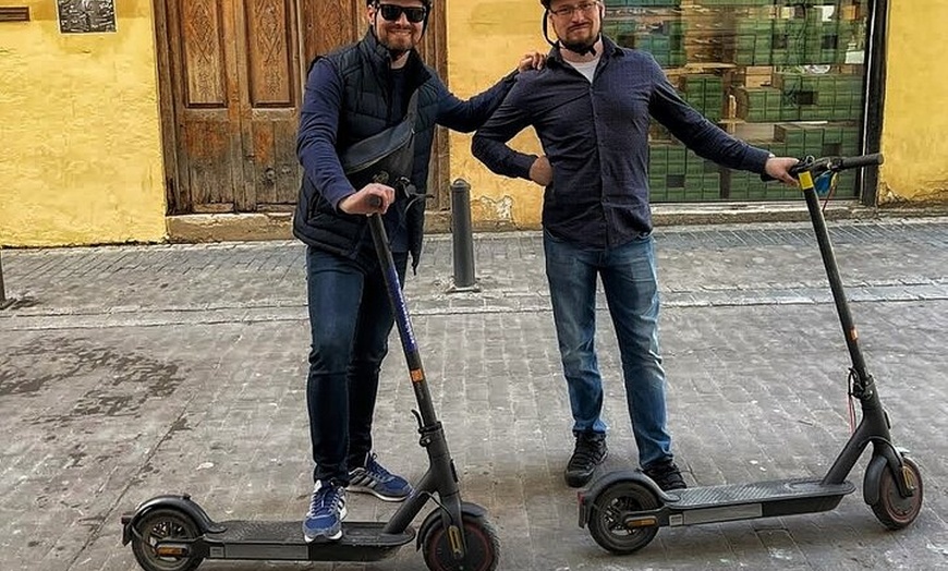 Image 2: Tour privado en moto eléctrica por los jardines de la ciudad vieja ...