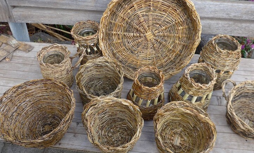 Image 3: Cestería con escobas de palma en La Gomera