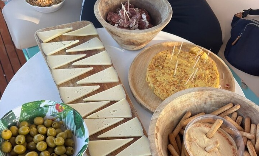 Image 10: Crucero por la playa y deportes acuáticos, tapas, bebidas y frutas.