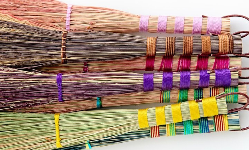 Image 12: Atelier traditionnel de fabrication de tapettes à mouches