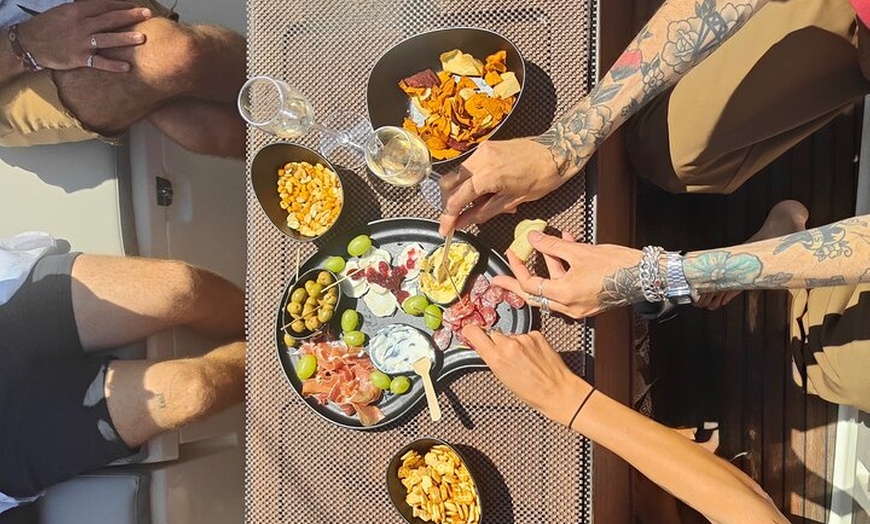 Image 6: Barcelona Sailing Experience 2 hs con aperitivos y bebidas Premium
