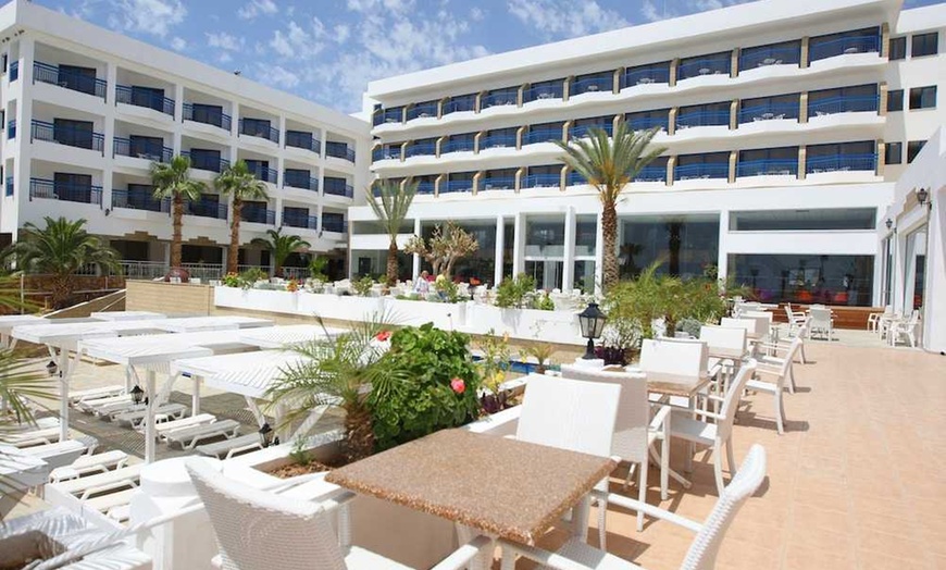 Image 8: ✈ CYPR | Pafos - Ascos Coral Beach Hotel 4* - Odkryty basen