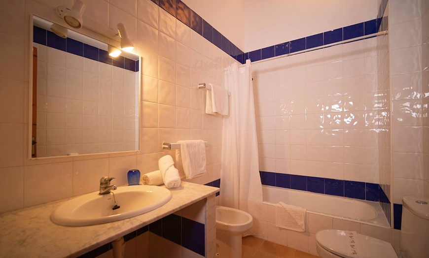 Image 7: ✈ MINORQUE | Punta Prima - Bimbolla Apartaments 3* - Piscine extéri...