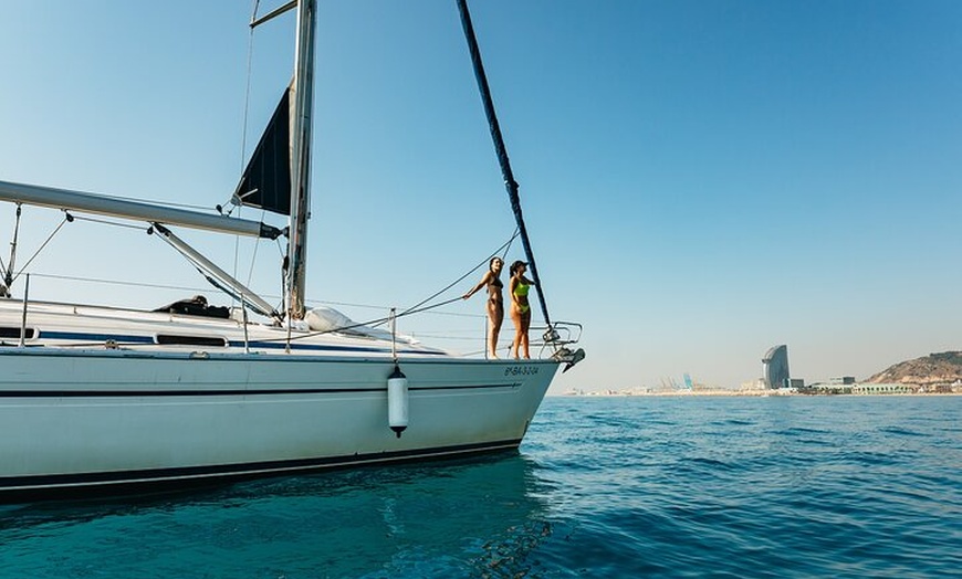 Image 8: Crucero al atardecer en Barcelona liderado por Young & Local Captain