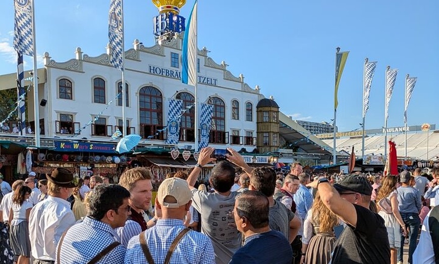 Image 4: Oktoberfest-Erlebnis in München: Spaß, Essen, Bier und Sitzplätze