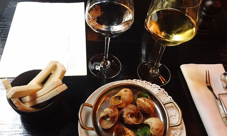 Image 8: Experiencia Premium de Cata de Vinos + Tapas Andaluzas en Sevilla