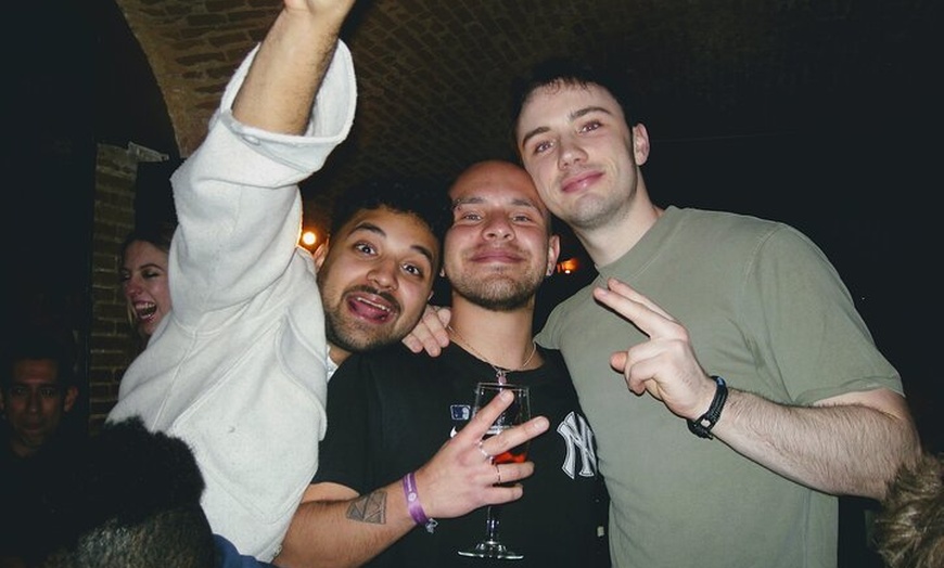 Image 31: OG Barcelona Night Adventure — 3 bares, 3 chupitos y entrada VIP al...