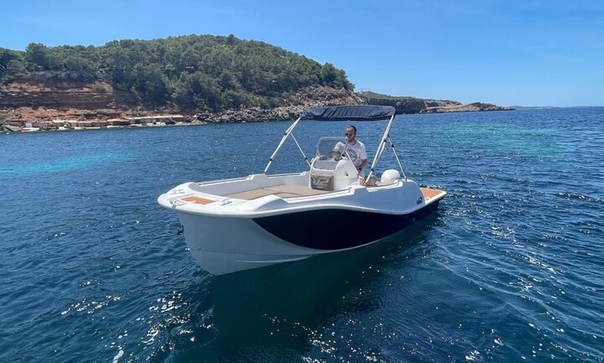 Image 4: Explora Ibiza en Barco sin Licencia. Navega a Tu Ritmo