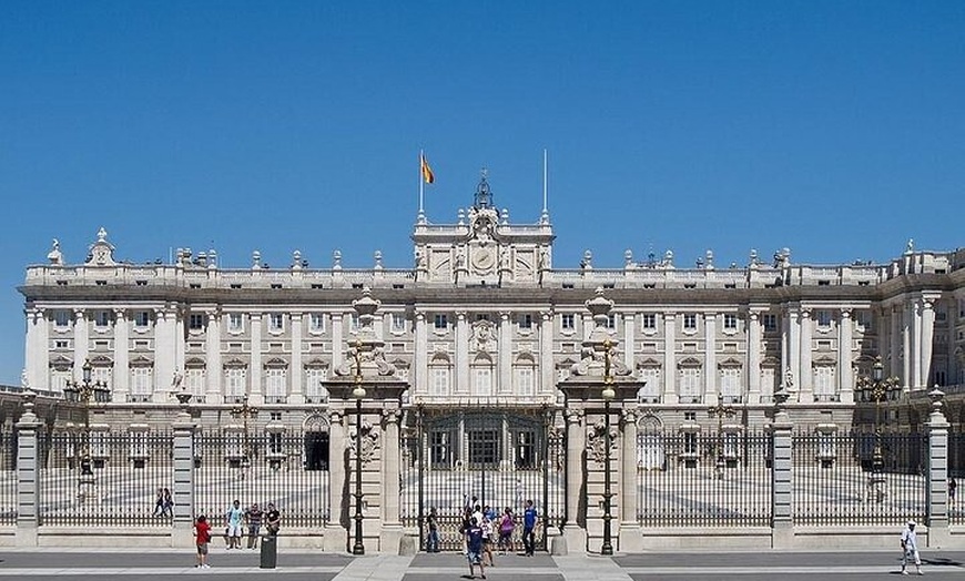 Image 1: Recorrido a pie por la tarde por Madrid con el Palacio Real y el Mu...