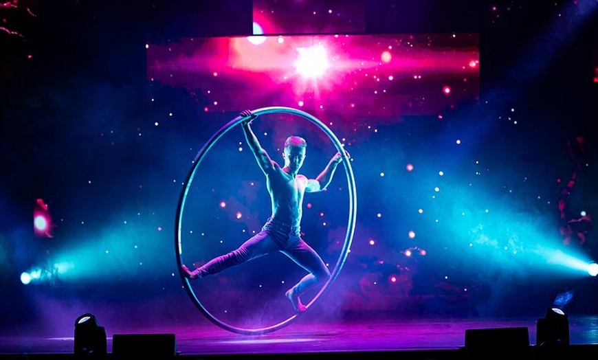 Image 29: Wintergarten Varieté "FLYING LIGHTS" inkl. Flying Steps