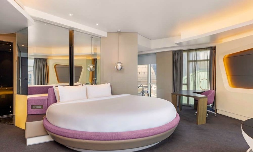 Image 6: ✈ EMIRATI ARABI UNITI | Dubai - V Hotel Dubai Curio Collection by H...