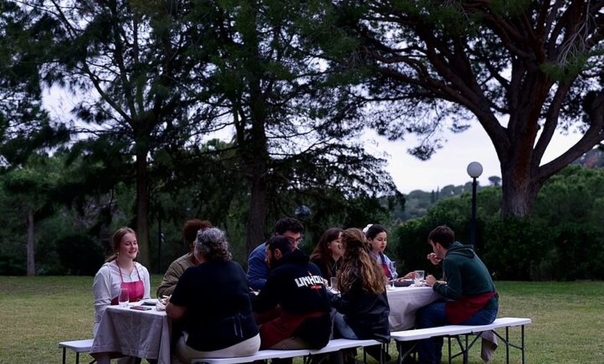 Image 8: Una mesa de chef en un jardín secreto
