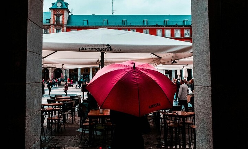 Image 4: Sesión de fotos profesional de Timeless Elegance en Plaza Mayor