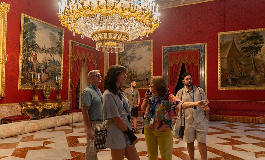 Image 9: Visita guiada al Palacio Real de Madrid para grupos pequeños con ca...