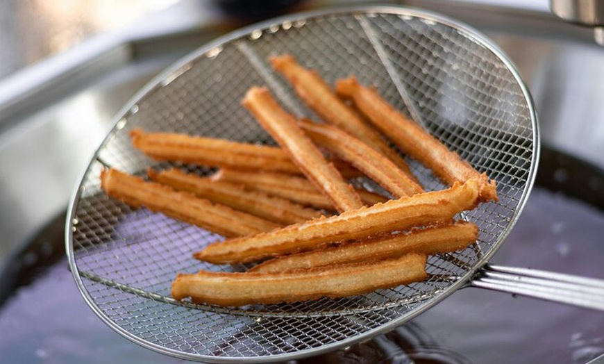 Image 4: Tour gastronómico y a pie por la mañana de Barcelona con sabores lo...
