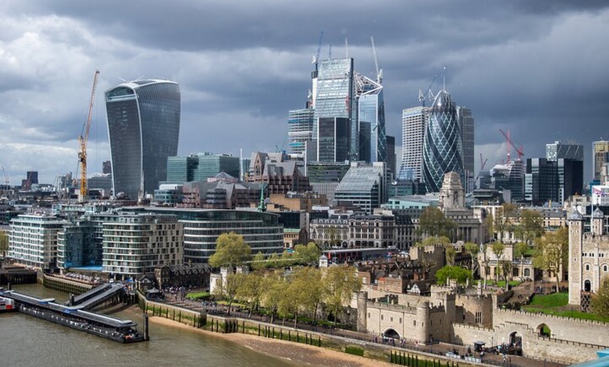 Image 4: London Gatwick Airport LGW Private Transfer to London City/Hotels