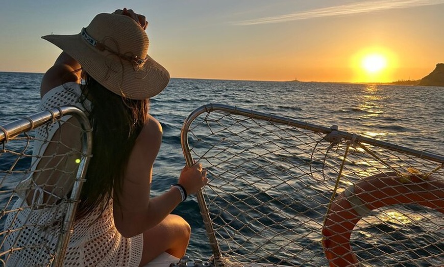 Image 2: Tour Privado en Barco por Trafalgar,Cádiz con Aperitivo y Snorkel