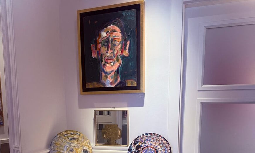 Image 16: Brunch español gourmet en una galería de arte privada oculta