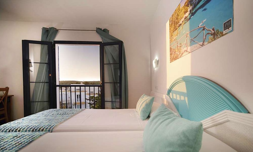 Image 6: ✈ MINORQUE | Punta Prima - Bimbolla Apartaments 3* - Piscine extéri...