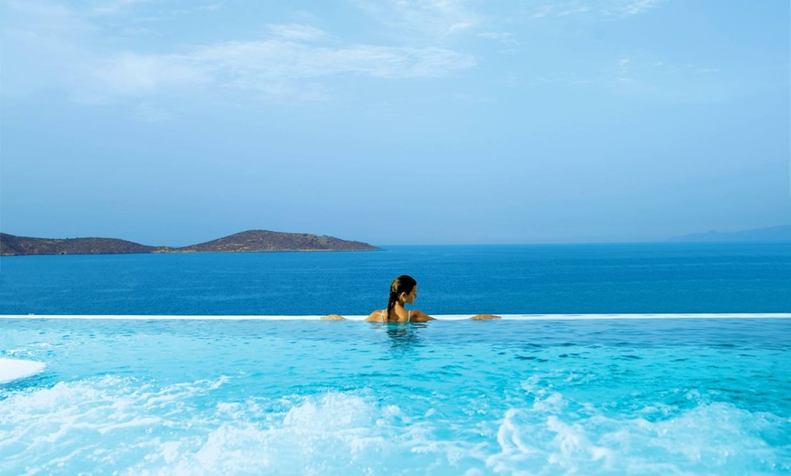 Image 3: ✈ CRETA | Elounda - Elounda Mare Hotel 5* - Spiaggia privata