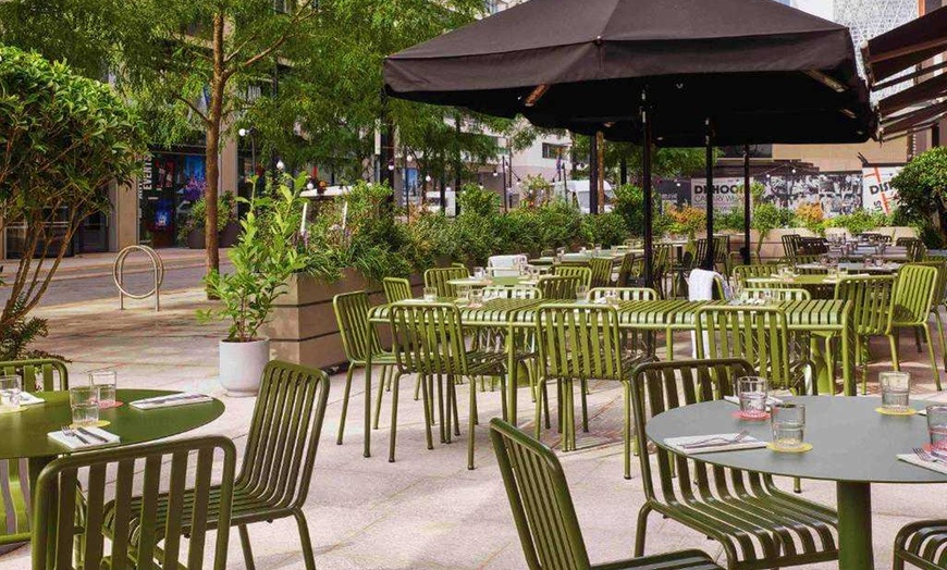 Image 11: ✈ GROßBRITANNIEN | London - Mama Mia The Party: Aufenthalt im TRIBE...