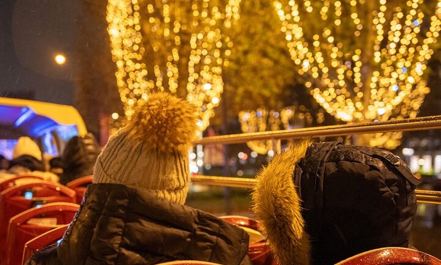 Image 2: Excursion en bus des lumières de Noël à Paris avec friandise festiv...