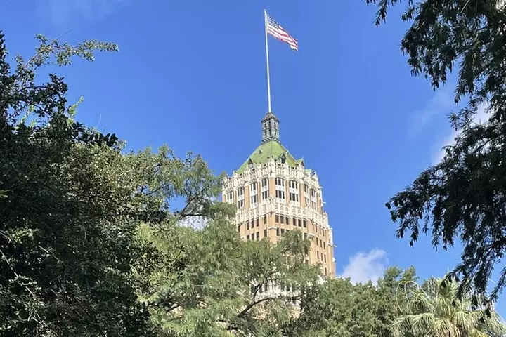 Walking Tour Along the San Antonio Riverwalk And Around Downtown