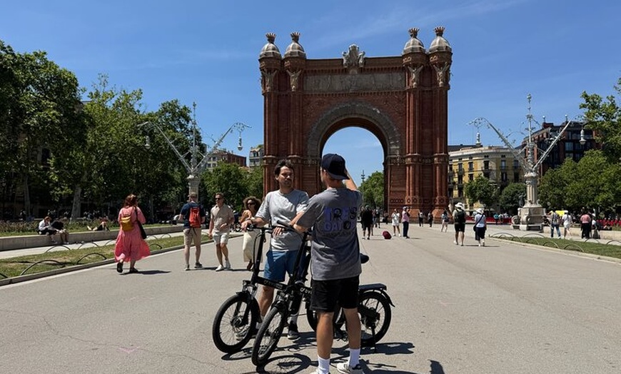 Image 8: Barcelona: Recorrido en bicicleta o eBike, lugares de interés y pun...