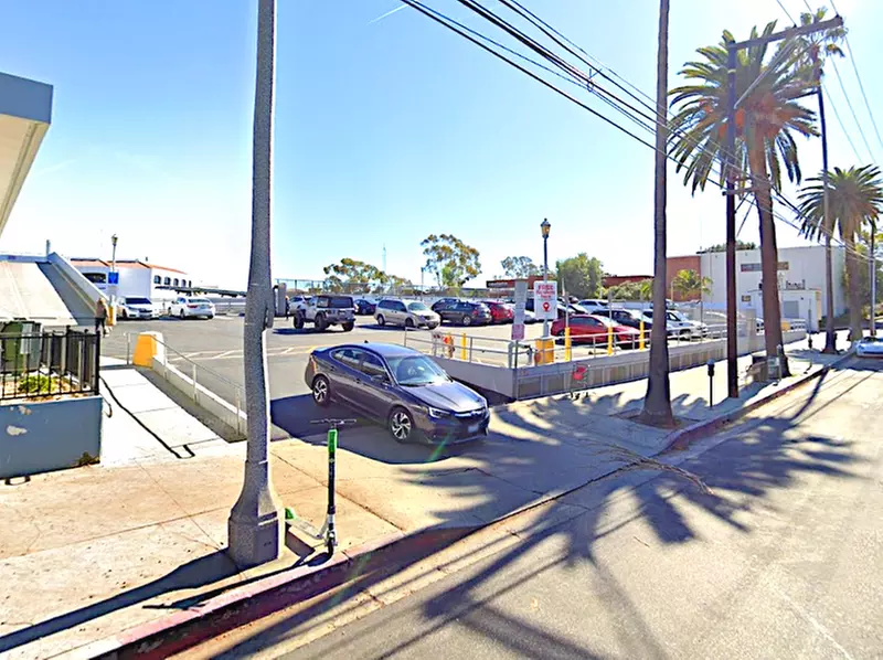 Parking at [SQ85] 864 N. Swarthmore Ave. Lot