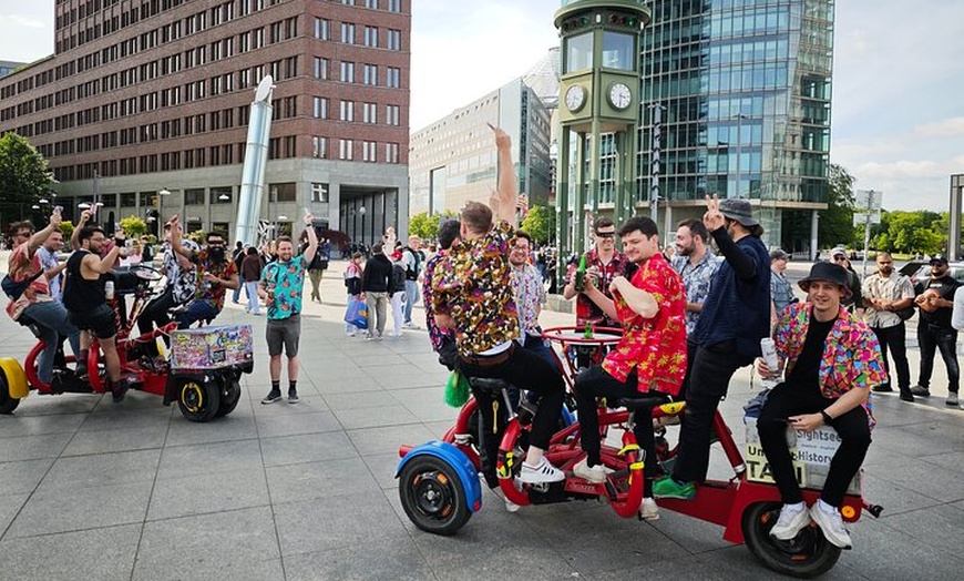 Image 2: Party und Beer Bike Private Sightseeing Tour Berlin mit Abholung