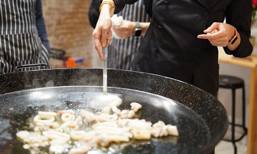 Image 7: Barcelona : 5 - Curso de Cocina de Paella con Cava & Sangria