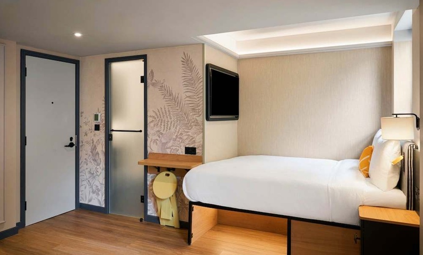 Image 1: ✈ ROYAUME-UNI | Londres - Four Points Flex by Sheraton London Eusto...